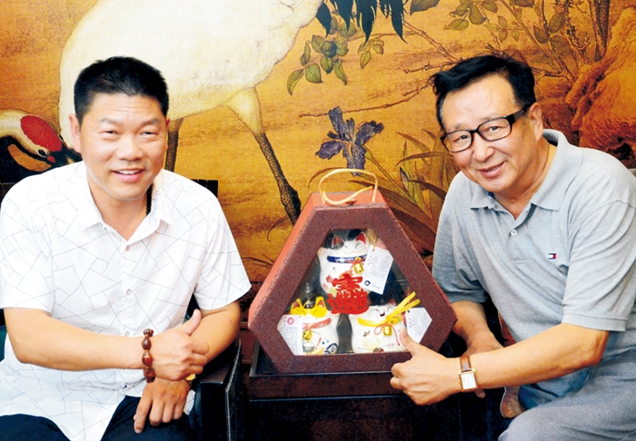 《共和國的歌聲》總策劃人張鐵軍先生會見楊子良董事長合影留念