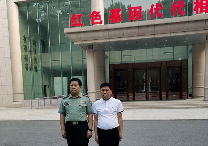 河南省軍區(qū)政治部副主任韓申國(guó)會(huì)見(jiàn)楊子良董事長(zhǎng)合影留念