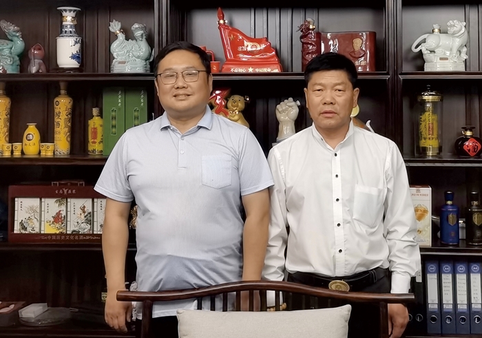中國(guó)保健協(xié)會(huì)健康酒分會(huì)秘書(shū)長(zhǎng)王昆先生會(huì)見(jiàn)楊子良董事長(zhǎng)合影留念